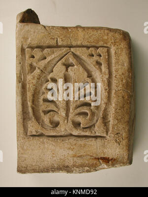 Panneau de dado en stuc iranien du Xe siècle de Nishapur, avec une décoration sculptée typique de l'architecture islamique. Banque D'Images