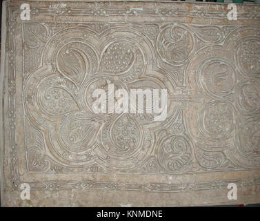 Un panneau de dado en stuc du Xe siècle excavé à Nishapur, Iran, avec une décoration sculptée, conservé comme artefact architectural islamique. Banque D'Images