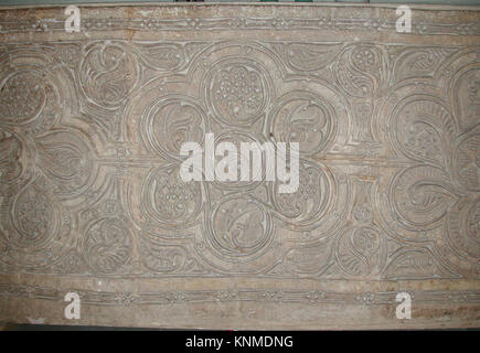 Un panneau de dado en stuc sculpté du 10ème siècle de Nishapur, Iran, conservé comme artefact architectural islamique. Banque D'Images