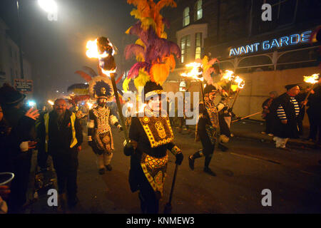 Lewes bonfire célébrations, 4 novembre 2017. Borough Bonfire society habillés comme des Zoulous Banque D'Images