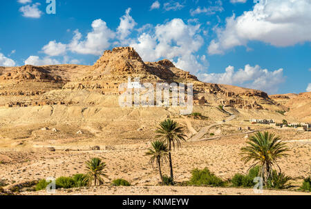 Vue sur Doiret, une colline-situé à village berbère dans le sud de la Tunisie Banque D'Images