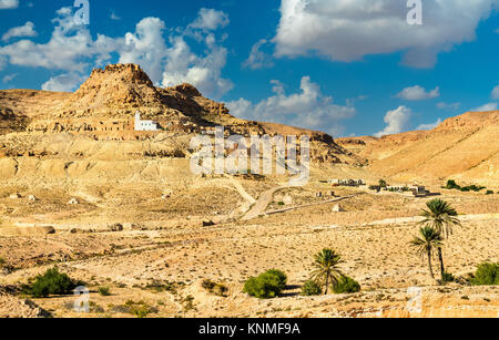 Vue sur Doiret, une colline-situé à village berbère dans le sud de la Tunisie Banque D'Images