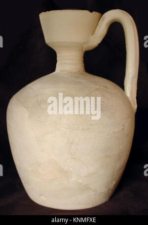 Ewer, 9e-10e siècle, excavée en Iran, Nishapur, médium : faïence; non vitré Banque D'Images