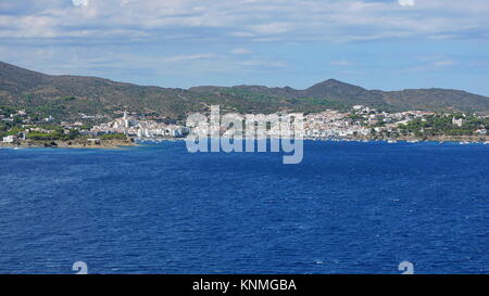 Espagne Cadaques côte village panorama, mer Méditerranée, Costa Brava, Catalogne, Alt Emporda Banque D'Images