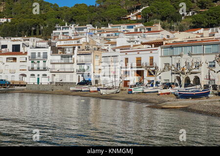 Espagne Costa Brava village méditerranéen, El Port de la Selva avec bateaux de pêche traditionnelle sur les rives, Alt Emporda, Catalogne Banque D'Images