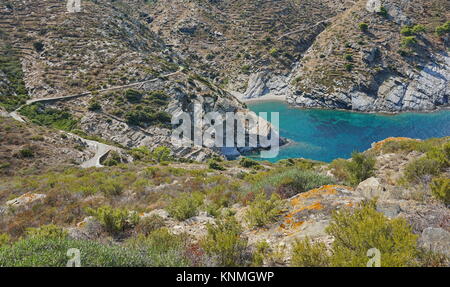 Espagne Costa Brava paysage côtières rocheuses avec un sentier et une petite anse, Cala Nans, Cadaques, Cap de Creus, mer Méditerranée, Catalogne Banque D'Images