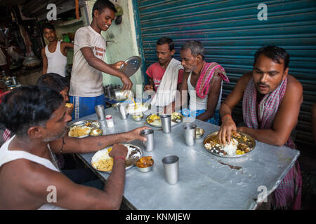 Les hommes de manger un aliment à thali hotel de Kolkata, Inde Banque D'Images