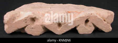 Fragment d'une frise de la collection MET, numéro de catalogue wb-40.170.665, illustré dans un livre historique, montrant une partie d'un élément architectural décoratif. Banque D'Images