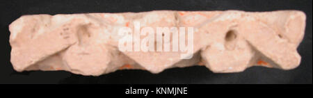 Le fragment MET d'une frise wb-40.170.665b est un élément architectural historique montrant un design sculpté, des matériaux et des détails ornementaux d'une structure ancienne. Banque D'Images