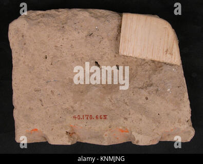 Le fragment MET d'une frise wb-40.170.665d est un élément architectural historique illustrant le matériau sculpté, le design et les détails décoratifs d'une structure ancienne. Banque D'Images