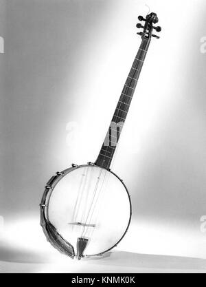 Un banjo de la collection du Metropolitan Museum (MET 206246), avec un corps circulaire, une membrane tendue et un cou fretté. Cet instrument à cordes illustre l'artisanat musical du XIXe au début du XXe siècle. Banque D'Images