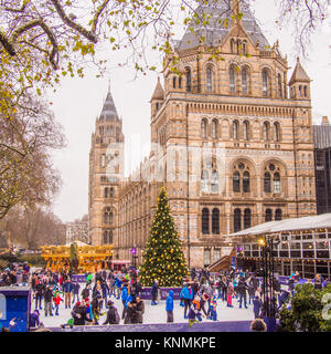 Des fêtes de fin d'année au Musée national d'histoire Ice Rink, Londres. Banque D'Images