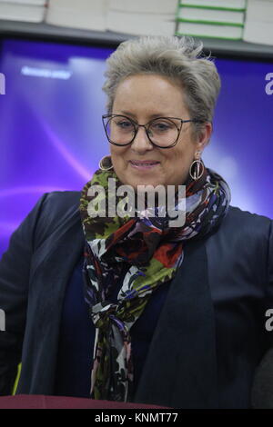 Napoli, Italie. Dec 11, 2017. Carolyn Smith, danseuse et chorégraphe de la renommée historique, juge de la talent de Rai 1 "Ballando con le stelle' à Naples au cours de la présentation de son livre 'Ho ballato con uno sconosciuto'. Credit : Salvatore Esposito/Pacific Press/Alamy Live News Banque D'Images