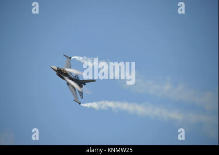 General Dynamics, Lockheed Martin F-16 Fighting Falcon de la Belgique pendant un meeting aérien avec condensation sur la partie interne de l'ailes. Banque D'Images