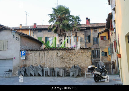 Vignola, Italie - 30 octobre 2016 : vieux immeubles d'habitation en centre-ville. Modène, Émilie-Romagne Banque D'Images