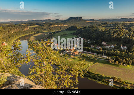 Vue du pont d'observation de Bastei dans la Suisse Saxonne, l'Allemagne à Kurort Rathen et l'Elbe, un jour d'été., parc national Saxon Switzerla Banque D'Images