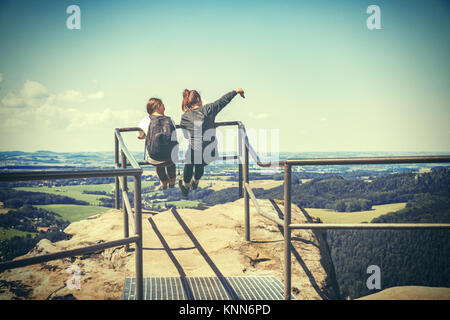 Lilienstein, Allemagne - le 14 août 2017Deux jeunes filles font un en haut de selfies le Liliennstein mountain. S'assoit sur la rambarde et prend une photo. S Banque D'Images