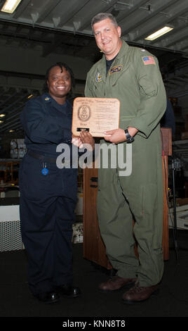 Océan Atlantique (nov. 28, 2017) Commandant Le capitaine Andrew Smith présente un marin de l'année à l'appui de l'Aviation 1ère classe technicien d'équipement à bord du Ware Tiffany navire d'assaut amphibie USS Wasp LHD (1). Le Wasp est transitant à Sasebo, au Japon pour réaliser un chiffre d'affaires avec l'USS Bonhomme Richard (DG 6) comme l'avant-déployés navire amiral de la force amphibie dans la 7e flotte américaine zone d'opérations. (U.S. Navy Banque D'Images