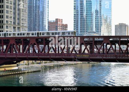 Ltc du train de faire son chemin à travers le pont de la rue des puits de Chicago qu'il quitte la ville centre-ville ou la boucle. Chicago, Illinois, USA. Banque D'Images