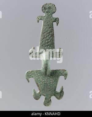 DP30073 Bow Brooch rencontré 466175 wisigothique, Bow broche, 550 ?600, alliage de cuivre, quaternaire, Total : 5 x 2 1/16 x 13/16 in. (12.7 x 5.3 x 2 cm). Le Metropolitan Museum of Art, New York. Achat, M. et Mme Ronald S. Lauder, Cadeaux 1990 (1990.193.1) Banque D'Images