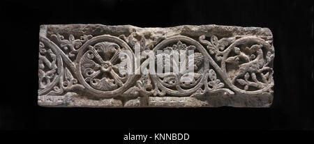 Fragment de frise unique, sculpté ou moulé, montrant des motifs de conception de la décoration architecturale historique. Reflète les techniques artistiques et le style d'époque. Partie d'une collection de musée. Banque D'Images