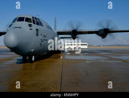 Un bus à partir de la 51e Groupe médical de l'US Air Force s'approche d'un C-130 Hercules cargo), attribué à Yokota Air Base, au Japon, au cours de l'exercice Vigilant Ace 18 à Osan AB, République de Corée, le 6 décembre 2017. Les forces des États-Unis et de la République de Corée et la conduite exercices ensemble qui sont axés sur l'ensemble du spectre des opérations pour dissuader et, si nécessaire, une défaite menace qui évolue rapidement. (U.S. Air Force Banque D'Images