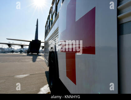 Un bus médical affecté à la 51e Groupe médical éloigne d'un Hercules C-130 de l'Armée de l'air cargo), membre affecté à Yokota Air Base, le Japon, l'exécution au cours de l'exercice Vigilant patiens Ace 18 à Osan AB, République de Corée, le 6 décembre 2017. Les forces des États-Unis et de Corée sont engagés à être prêts à se battre à tout moment. L'exercice de réponse rapide permet de concentrer leurs scénarios de forte et prête à intervenir. (U.S. Air Force Banque D'Images