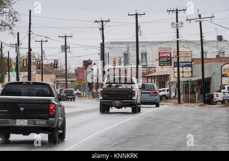 Le trafic du matin près de l'ancien emplacement de la Lytle Community Health Centre, le bâtiment sur la droite avec parement en acier ondulé, sur la rue Main, à Lytle, Texas, le 5 décembre 2017. Le nom est encore visible sur le rectangle avec les autres commerces dans l'immeuble. Ce centre de santé (SC) est une clinique satellite d'Atascosa Health Center, Inc., qui s'est qualifié et a été approuvé par le ministère de l'Agriculture des États-Unis (USDA) Développement Rural (RD) établissement communautaire Programme de prêts directs pour un prêt direct de 1 450 000 $. Les fonds ont permis l'achat d'un immeuble de bureaux médicaux existants que j Banque D'Images