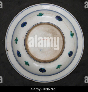 Un plat en céramique historique du Metropolitan Museum of Art, numéro de catalogue sf02-5-55a, avec motif « Cintamani » et motif à rayures tigres. Banque D'Images