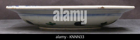 Un plat historique arborant un motif de « Cintamani » et de rayures de tigre au Metropolitan Museum of Art, illustrant le matériau, le design et les motifs décoratifs. Banque D'Images