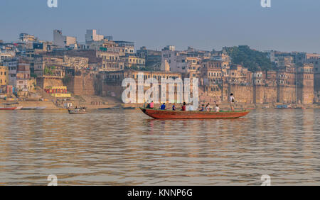 Les touristes appréciant soir voile équitation sur le Gange à Varanasi, Uttar Pradesh, Inde. Banque D'Images