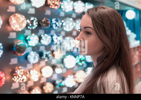 Fille du client le choix de décorations de Noël - guirlandes Banque D'Images