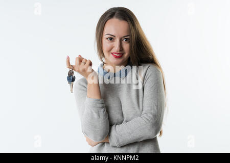 Smiling business woman ou agent immobilier montrant keys Banque D'Images