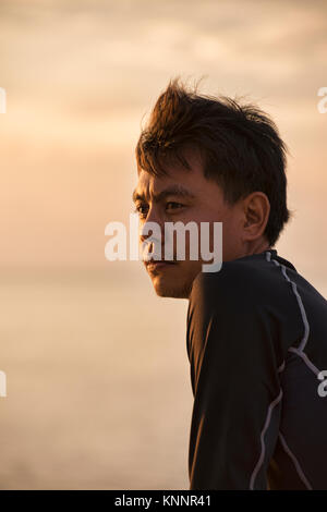 Portrait birmans au coucher du soleil, l'archipel de Mergui, Myanmar Banque D'Images