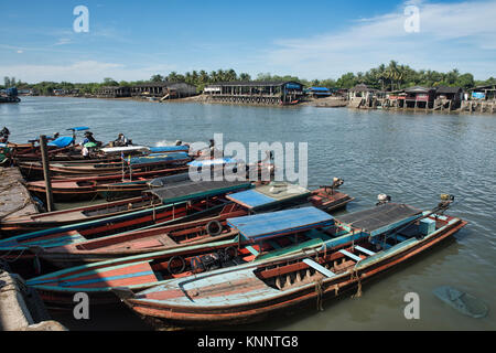 Bateau Longtail pier, Kawthaung, archipel de Mergui, Myanmar Banque D'Images