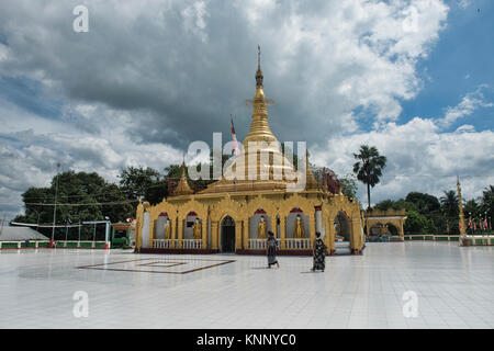 Le golden révéré Pyi Daw Aye Temple à Kawthaung, archipel de Mergui, Myanmar Banque D'Images