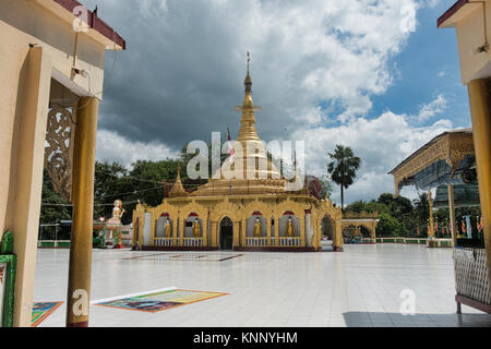 Le golden révéré Pyi Daw Aye Temple à Kawthaung, archipel de Mergui, Myanmar Banque D'Images