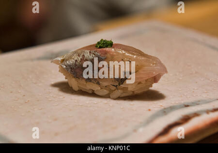 Aji (chinchard) sushi à un restaurant de sushi omakase Banque D'Images