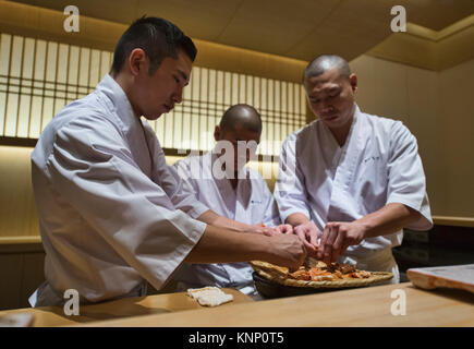 La préparation de crabe à un restaurant de sushi omakase Banque D'Images