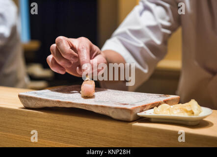 Kinmedai (béryx commun) servi à un sushi omakase restaurant japonais Banque D'Images