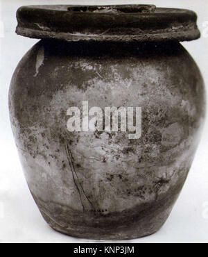 Ce plat en verre a servi de couvercle à une urne cinéraire du milieu du Ier siècle après J.-C., reflétant les pratiques funéraires romaines et l'artisanat du verre. Banque D'Images