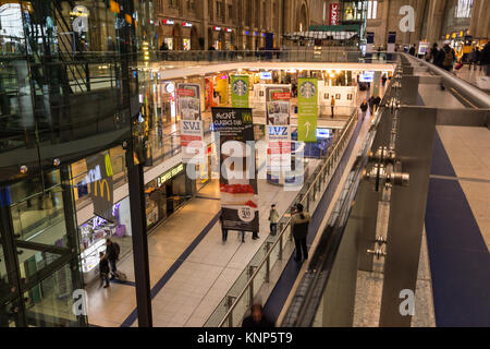 La gare Hauptbahnhof Leipzig en février 2017 Pendant les journée de shopping à l'intérieur Banque D'Images