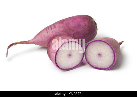 Poisson frais entier et la moitié du radis daikon japonais pourpre sur fond blanc Banque D'Images