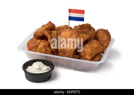 Bol en plastique avec des plats néerlandais kibbeling, poissons frits et sauce sur fond blanc Banque D'Images