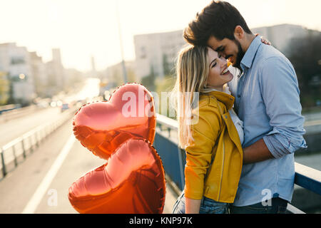 Portrait de l'amour en couple au coucher du soleil dans la ville Banque D'Images