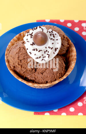 Cornet de crème glacée au chocolat sur une plaque bleue Banque D'Images