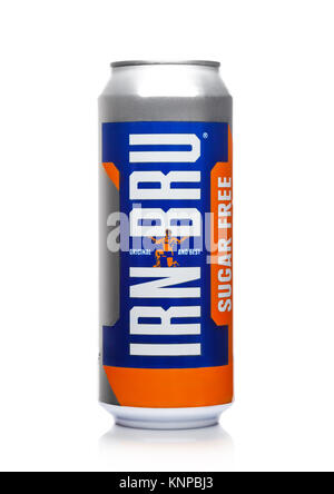 Londres, Royaume-Uni - 01 décembre 2017 : Pouvez d'Irn-Bru limonade sans sucre soda verre sur fond blanc. Produit par Barr en Ecosse, Royaume-Uni Banque D'Images