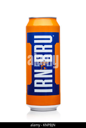 Londres, Royaume-Uni - 01 décembre 2017 : Pouvez d'Irn-Bru soda limonade verre sur fond blanc. Produit par Barr en Ecosse, Royaume-Uni Banque D'Images