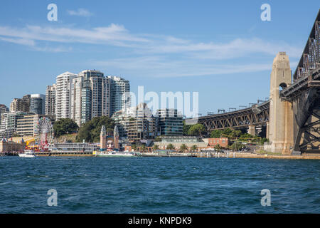 Vue de Sydney Harbour Bridge, le luna park et North Sydney bureaux, Sydney, Australie Banque D'Images
