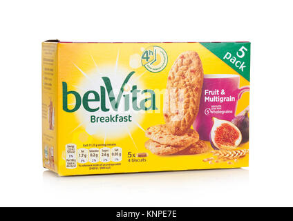 Londres, UK - Décembre 07, 2017 : fruits et petit-déjeuner belVita Multigrain, sur fond blanc. belVita biscuits sont réalisés avec aliments complets qui offrent quatre h Banque D'Images